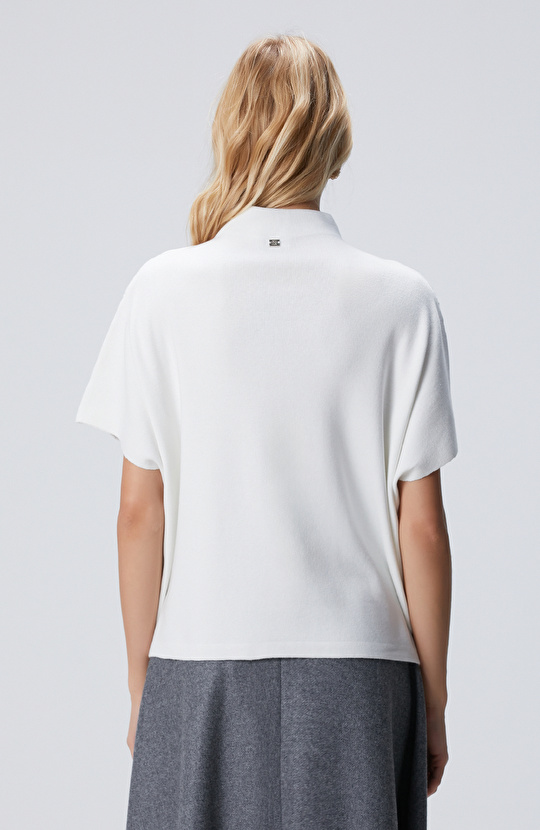 Kırık Beyaz Dik Yaka Kısa Kollu Nervür Detaylı Kazak