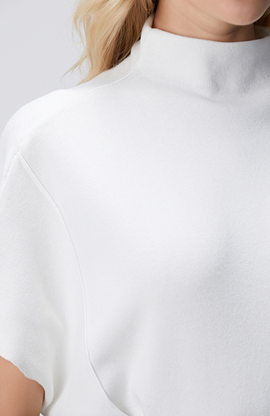 Kırık Beyaz Dik Yaka Kısa Kollu Nervür Detaylı Kazak