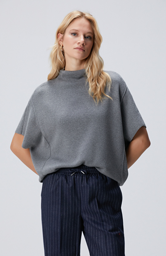 Gri Dik Yaka Kısa Kollu Nervür Detaylı Kazak