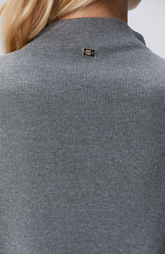 Gri Dik Yaka Kısa Kollu Nervür Detaylı Kazak