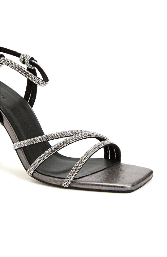 Platin Taşlı Kadın Deri Sandalet