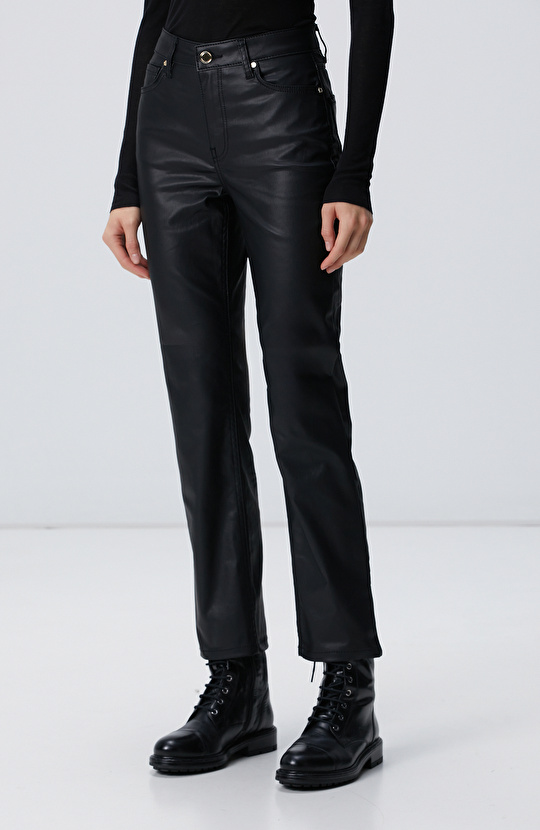 Siyah Kaplamalı Pantolon