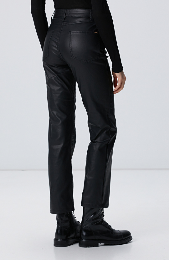 Siyah Kaplamalı Pantolon