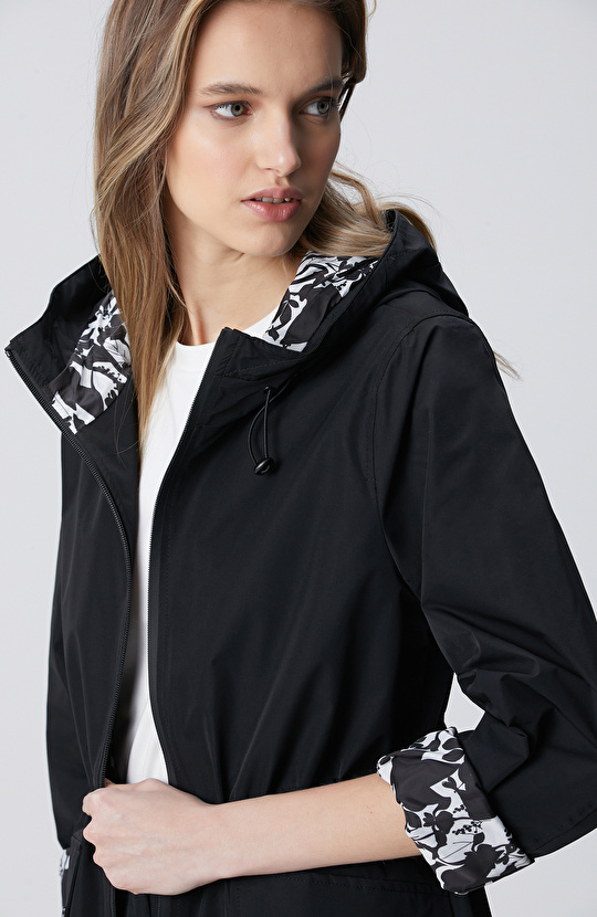 Siyah Kapüşonlu Pardesü