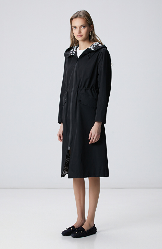 Siyah Kapüşonlu Pardesü