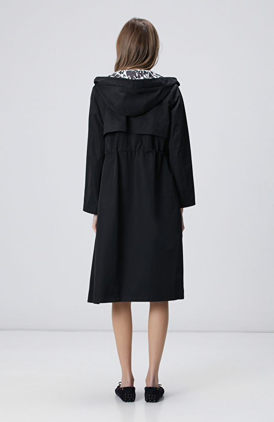 Siyah Kapüşonlu Pardesü