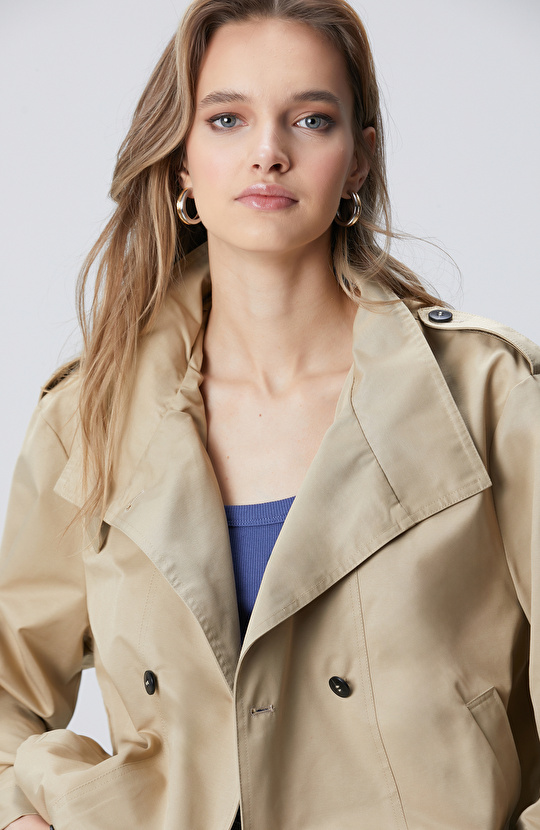 Taş Yakası Kemerli Mont