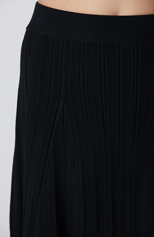 Siyah Volanlı Triko Etek