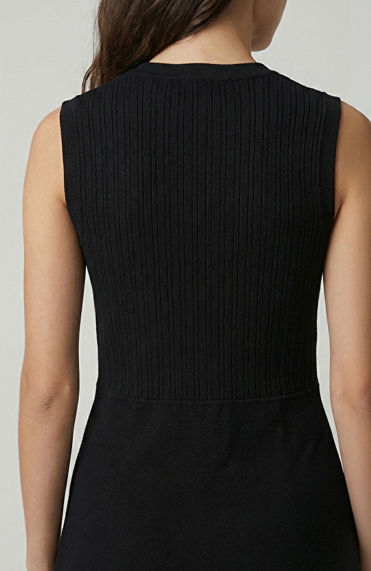 Siyah Kolsuz Düğme Detaylı Elbise