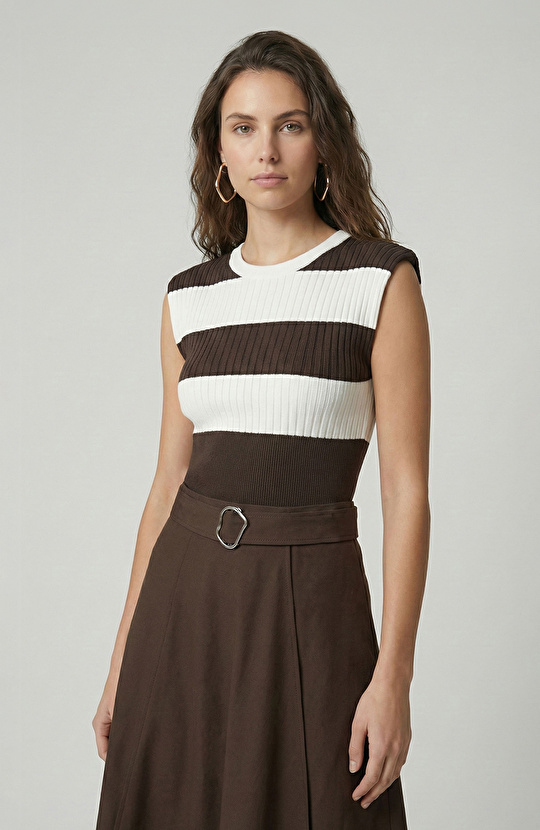 Kırıkbeyaz Vatka Detaylı Triko Kazak