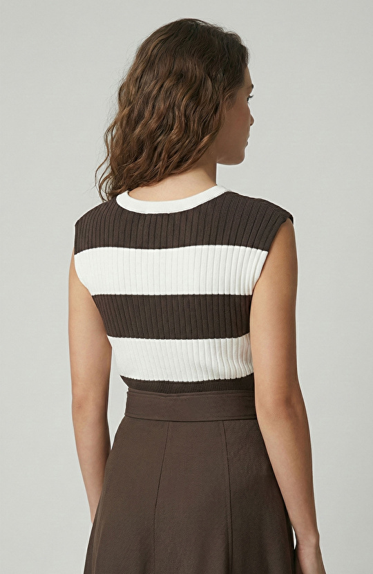 Kırıkbeyaz Vatka Detaylı Triko Kazak