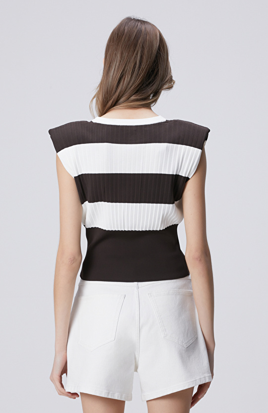 Kahverengi Çizgili Vatka Detaylı Triko Kazak