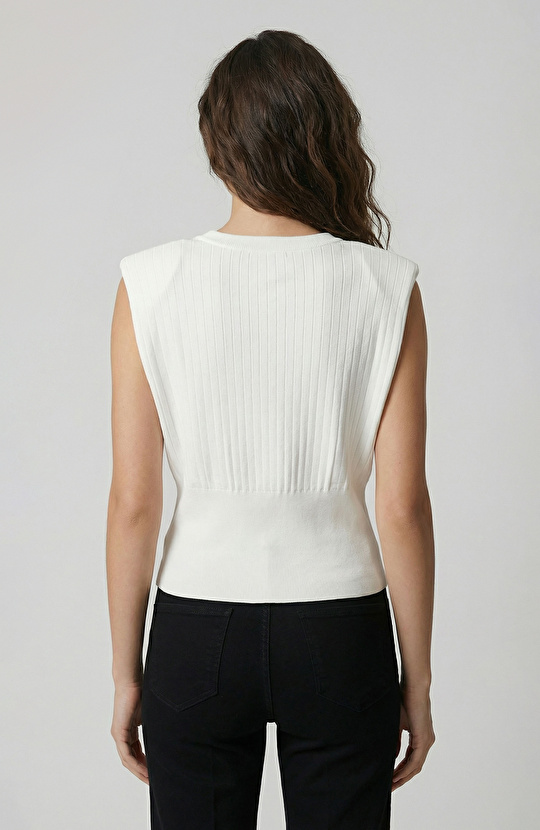 Kırıkbeyaz Vatka Detaylı Triko Kazak