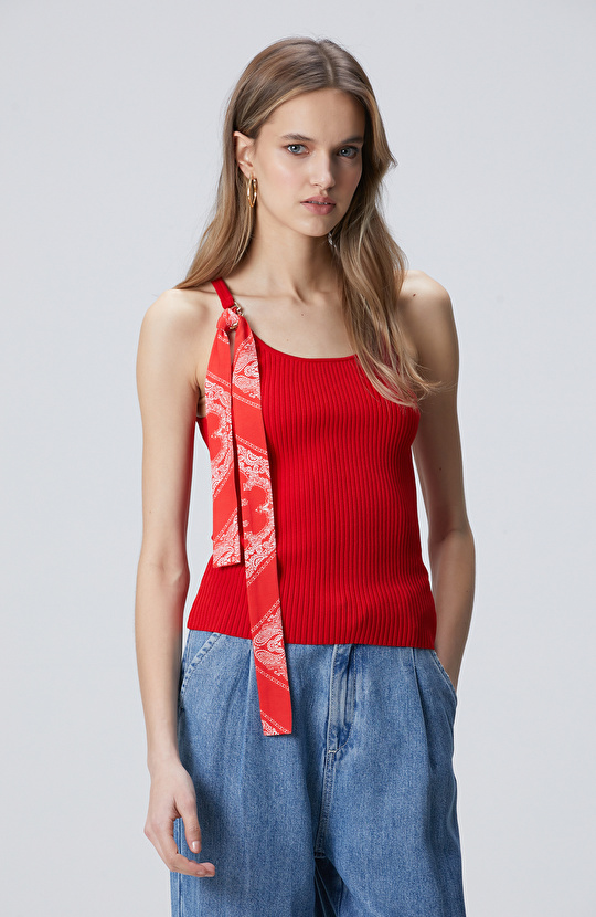 Kırmızı Aksesuarlı Triko Atlet