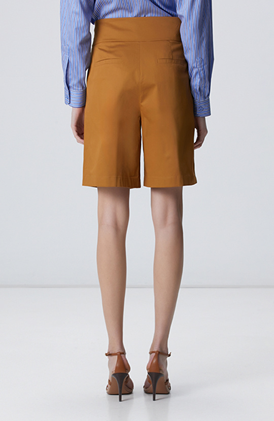 Camel Beli Aksesuarlı Şort