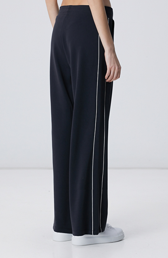 Siyah Modal Karışımlı Biye Detaylı Eşofman