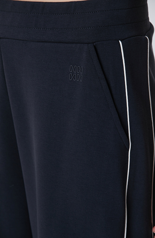 Siyah Modal Karışımlı Biye Detaylı Eşofman