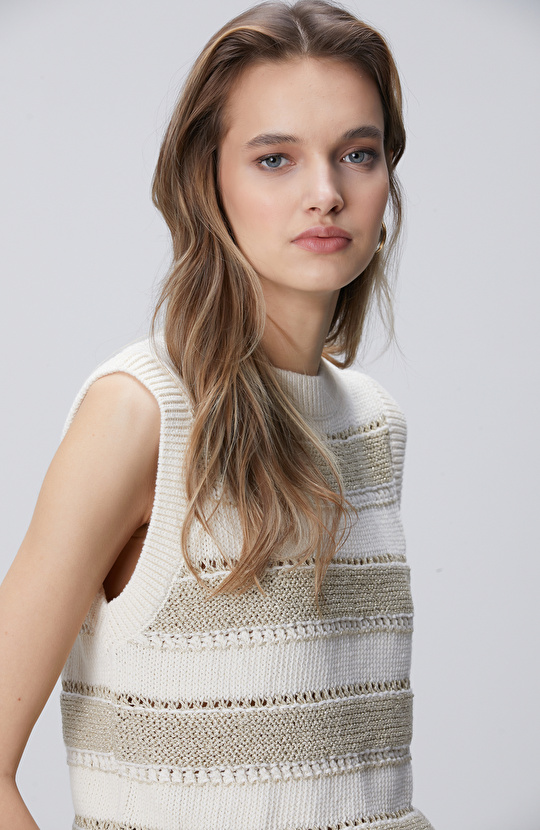 Kırık Beyaz Sırt Detaylı Triko