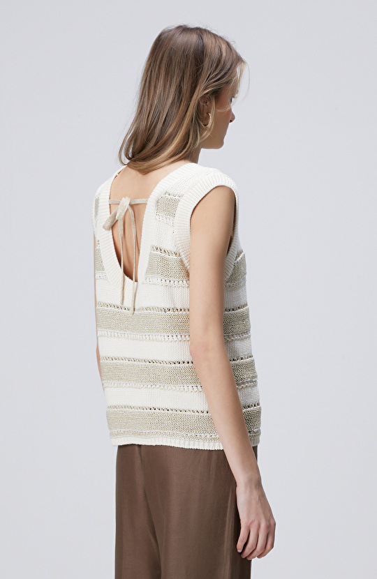 Kırık Beyaz Sırt Detaylı Triko