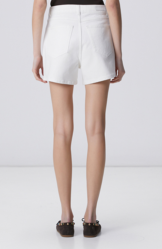 Kırık Beyaz Nakışlı Taşlı Denim Şort