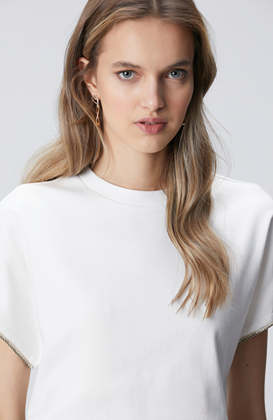 Kırık Beyaz Kol Ucu Taş Detaylı T-shirt