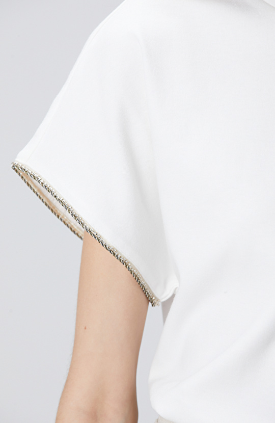 Kırık Beyaz Kol Ucu Taş Detaylı T-shirt