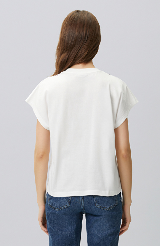 Kırık Beyaz Yaka Baskı Detaylı T-shirt