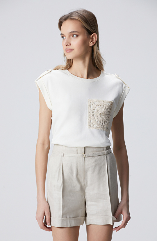 Kırık Beyaz Boncuk İşleme Cep Detaylı T-shirt