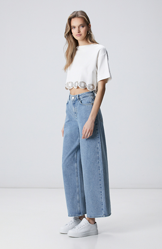 Kırık Beyaz Etek Ucu Taş Baskılı T-shirt