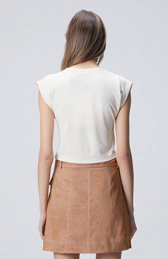 Kırık Beyaz Beli Halka Aksesuar Detaylı T-shirt