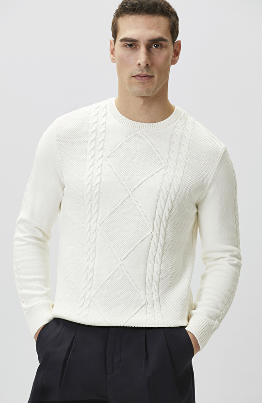 Beyaz Saç Örgü Detaylı Triko Kazak