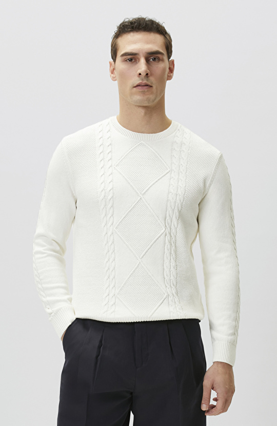 Beyaz Saç Örgü Detaylı Triko Kazak