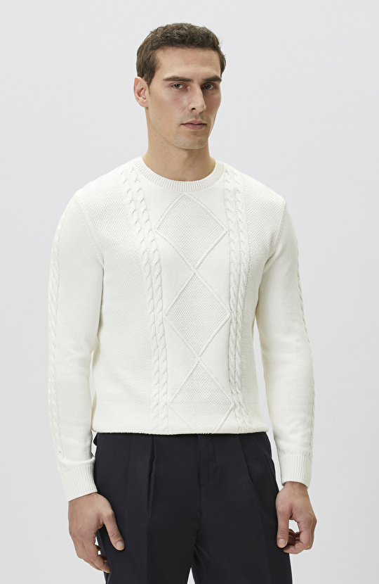 Beyaz Saç Örgü Detaylı Triko Kazak