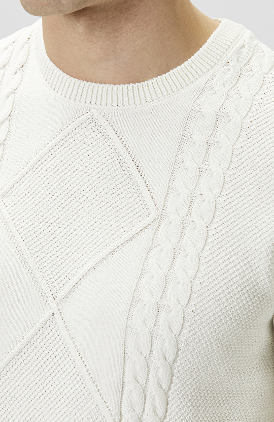 Beyaz Saç Örgü Detaylı Triko Kazak