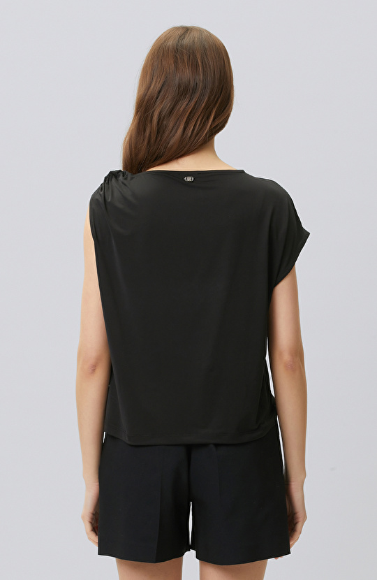 Siyah Aksesuar Detaylı Örme Bluz