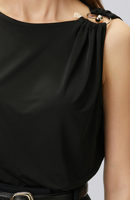 Siyah Aksesuar Detaylı Örme Bluz