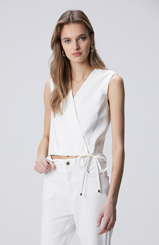 Beyaz Etek Ucu Büzgülü T-shirt