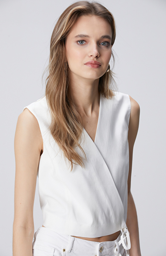 Beyaz Etek Ucu Büzgülü T-shirt