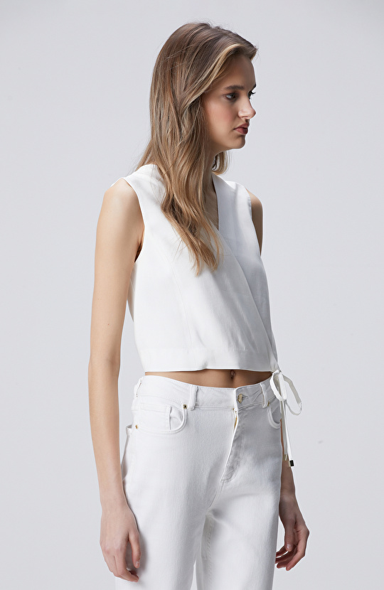 Beyaz Etek Ucu Büzgülü T-shirt