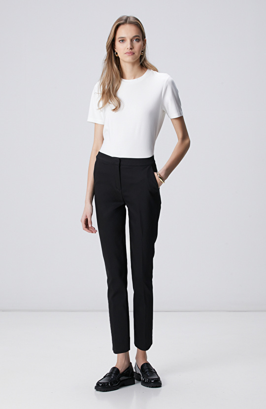 Siyah Kemeri Lastik Detaylı Pantolon