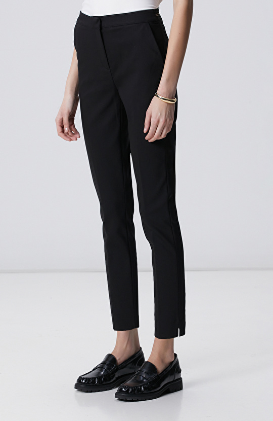 Siyah Kemeri Lastik Detaylı Pantolon