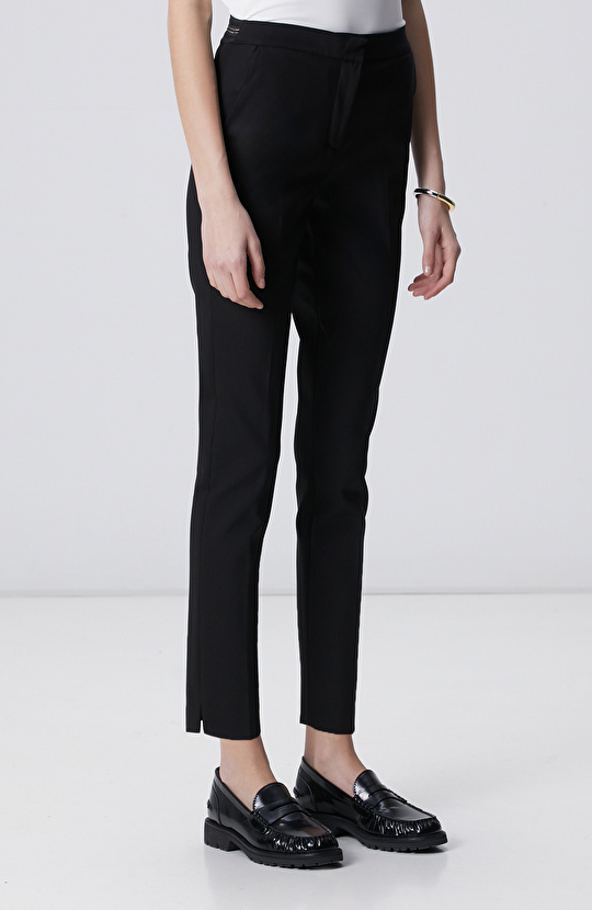 Siyah Kemeri Lastik Detaylı Pantolon