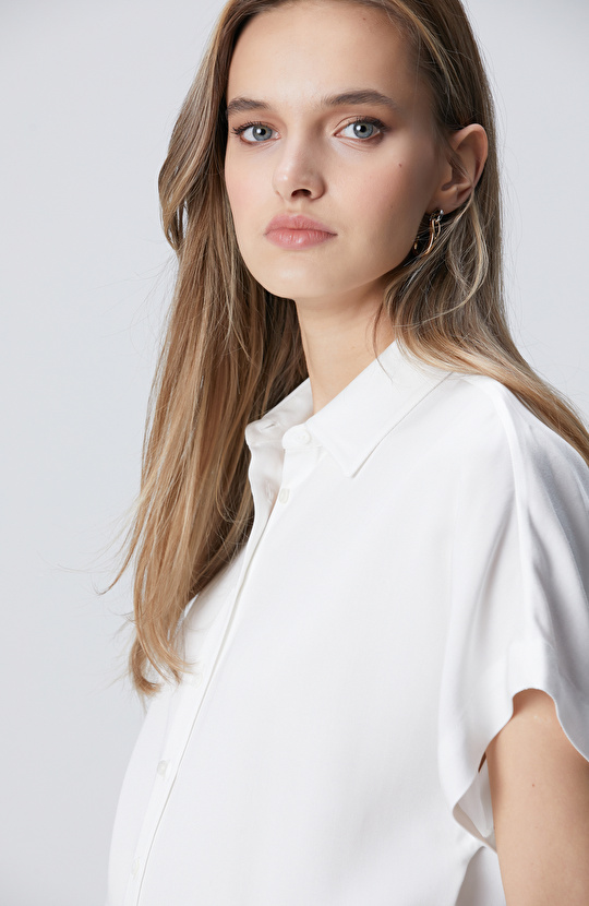 Kırık Beyaz Basic Gömlek