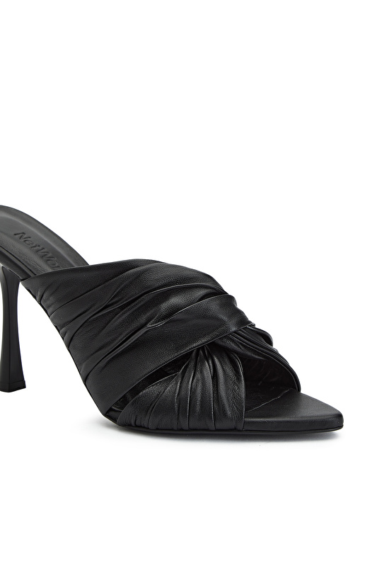 Siyah Düğüm Detaylı Kadın Deri Terlik