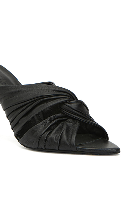 Siyah Düğüm Detaylı Kadın Deri Sandalet