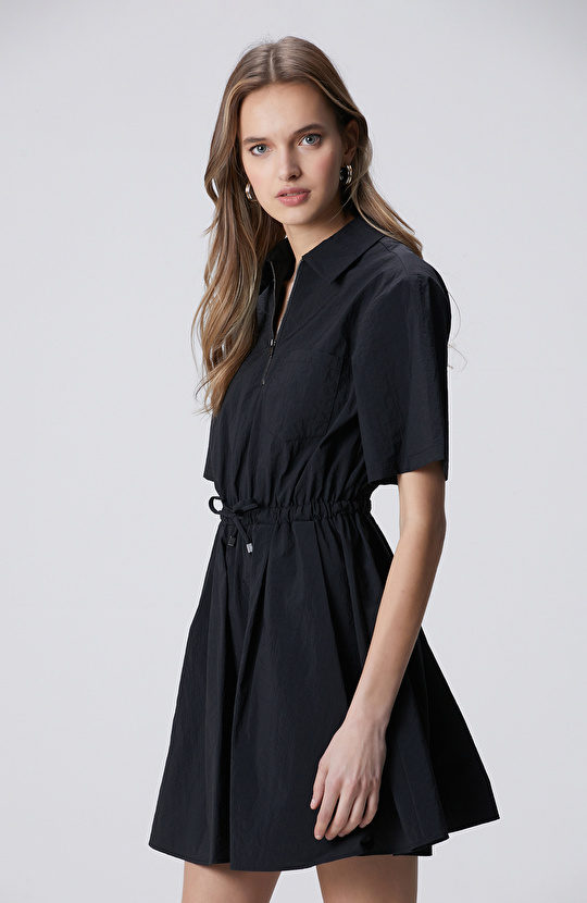 Siyah Büzgülü Kısa Kol Fermuar Yaka Mini Elbise