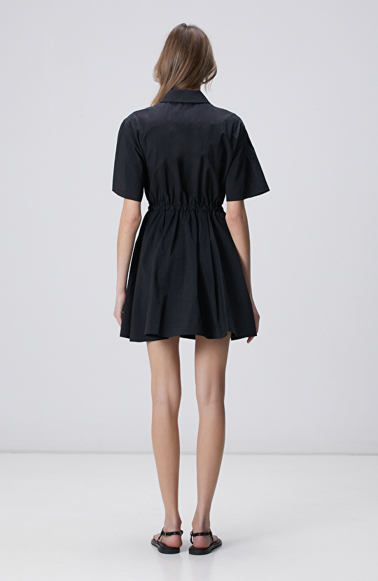 Siyah Büzgülü Kısa Kol Fermuar Yaka Mini Elbise
