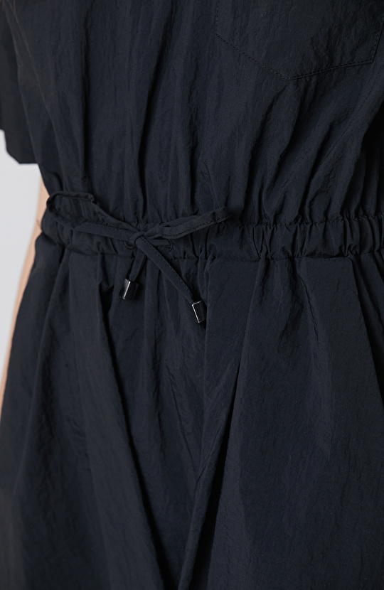 Siyah Büzgülü Kısa Kol Fermuar Yaka Mini Elbise