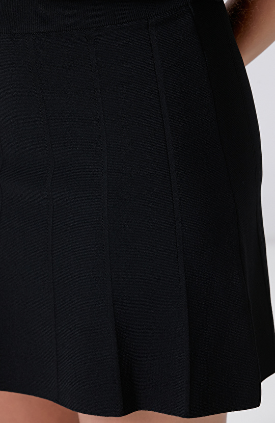 Siyah Jakar Detaylı Mini Rayon Etek