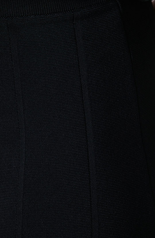 Siyah Jakar Detaylı Mini Rayon Etek